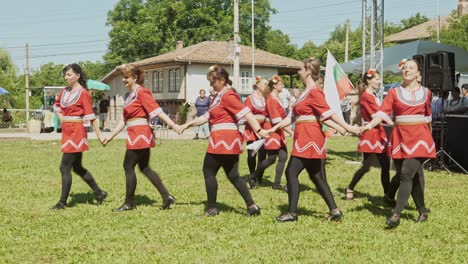 Hermosas-Damas-Con-Traje-Rojo-Tradicional-Bailan-En-Un-Evento-Cultural