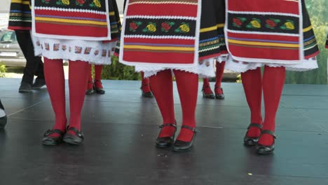 Movimiento-De-Piernas-De-Un-Grupo-Folclórico-Tradicional-Bailando-En-Un-Evento-Cultural-De-Cerca