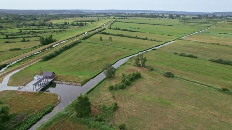 Umlaufbahn-Um-Flüsse-Und-Ein-Gebäude-Im-Polnischen-Naturschutzgebiet-„Beka“
