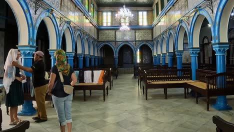 Frau-Mit-Kopftuch-Am-Eingang-Der-Jüdischen-Synagoge-El-Ghriba-In-Djerba-In-Tunesien