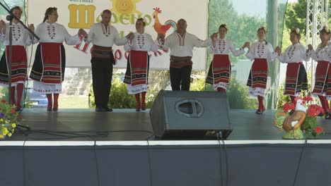 Grupo-De-Baile-Con-Traje-Tradicional-Realiza-Horo-En-El-Escenario-De-Un-Evento-Cultural