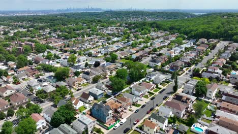 Aerial-panorama-wide-shot-over-neighborhood-in-Staten-Island-with-Greenbelt-park-during-sunny-day,-New-York-City
