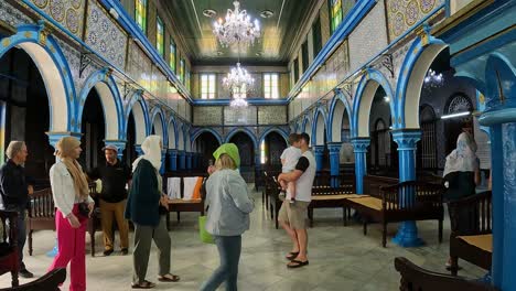 Zeitlupe-Eines-Touristen-In-Der-Jüdischen-Synagoge-El-Ghriba-Von-Djerba-In-Tunesien