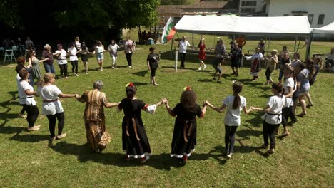 La-Bandera-Nacional-Ondea-Mientras-Los-Bailarines-Realizan-Un-Círculo-En-Un-Festival-Cultural.