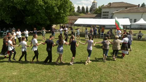 La-Gente-Feliz-Celebra-Una-Fiesta-Cultural-Con-Bailes-Tradicionales-En-Círculo.