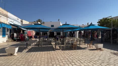 Square-and-shops-of-Houmt-El-Souk-market-on-sunny-day-in-Djerba,-Tunisia