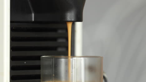 Nahaufnahme-Einer-Kaffeemaschine,-Die-Einen-Strom-Kaffee-In-Eine-Tasse-Ausgibt