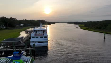 Casino-Boot-Am-Little-River,-South-Carolina