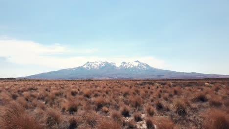 Berg-Ruapehu,-Schneebedeckter-Berg,-Wüstendrohnenaufnahme