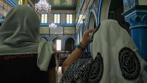 Rückansicht-Einer-Weiblichen-Touristin,-Die-Die-Schönheit-Der-Jüdischen-Synagoge-El-Ghriba-Von-Djerba-In-Tunesien-Bewundert