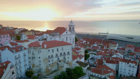 Der-älteste-Ort-In-Lissabon,-Alfama,-Im-Morgenlicht,-Aufgenommen-Mit-Einer-Drohne