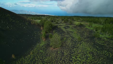 Drohnenschießen-über-Vulkanboden,-Besondere-Und-Atemberaubende-Landschaft