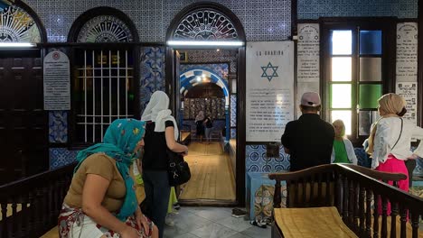 Turistas-Que-Visitan-La-Sinagoga-Judía-El-Ghriba-En-Djerba,-Túnez