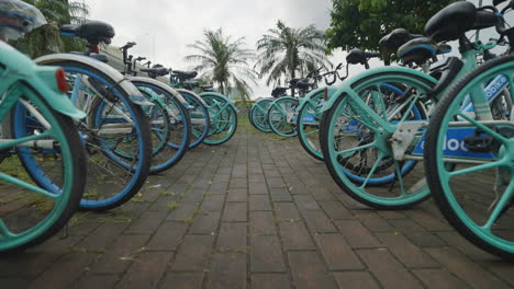 Urban-Mobility-China:-Zeitlupen-Gimbal-Aufnahme-Von-Hongkonger-Citybikes-Im-Sharing-Programm