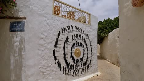 Caminando-Y-Disfrutando-De-Djerbahood,-El-Increíble-Arte-Callejero-De-Djerba-En-Túnez.