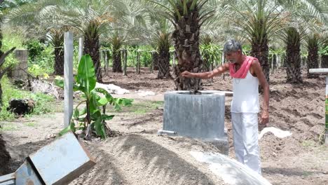 Landwirt-Zeigt-Biogasanlage-Mit-Natürlichen-Abfällen-In-Seinem-Gartenbaubetrieb