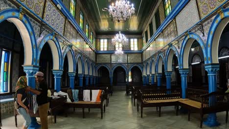 Pañuelo-En-La-Cabeza-De-Turista-En-La-Entrada-De-La-Increíble-Sinagoga-Judía-De-El-Ghriba-En-Djerba,-Túnez