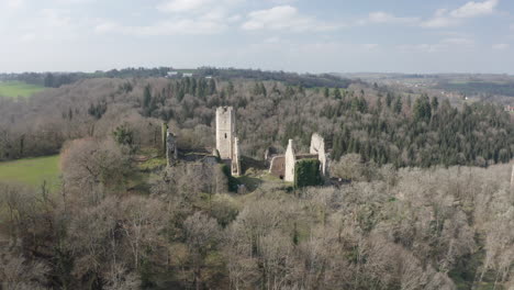 Aerial-drone-footage-of-the-ruins-of-Chateau-de-Chalucet-in-Haute-Vienne,-France