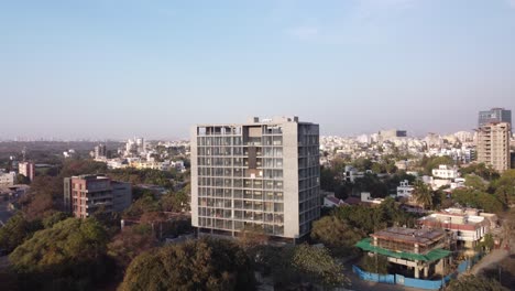 Revelando-Edificios-Residenciales-Y-Financieros-Densos-Recientemente-Desarrollados,-Pune,-India,-Maharashtra,-Tiro-Con-Drones