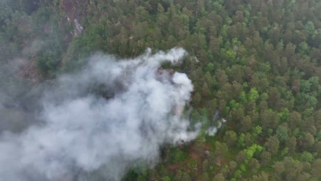 Waldbrand,-Ausgelöst-Durch-Blitzeinschlag,-Brennt-An-Schroffen-Berghängen