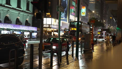 Ciudad-Capital-De-Asia-Por-La-Noche-Con-Barras-De-Tráfico-Y-Autobuses-Conduciendo-Lentamente