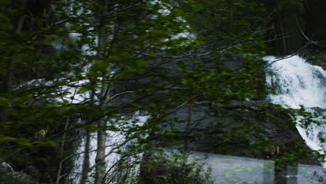 Nach-Oben-Geneigte-Zeitlupenaufnahme-Einer-Kaskade-Von-Wasserfällen-In-Vestland,-Norwegen