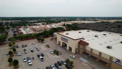 Imágenes-Aéreas-De-La-Tienda-De-Deportes-Y-Actividades-Al-Aire-Libre-De-La-Academia-En-Flower-Mound,-Texas