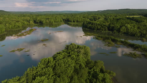 Calm-Waters-Of-Lake-Sequoyah-In-Arkansas,-USA---aerial-shot