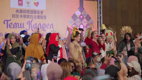 Huge-Crowd-of-Indonesians-dancing-in-Taipei-Main-Station-Main-Hall