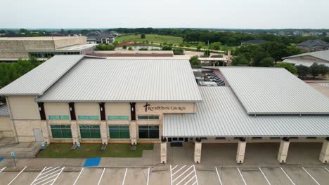 Imágenes-Aéreas-De-La-Iglesia-De-Rockpointe-En-Flower-Mound,-Texas