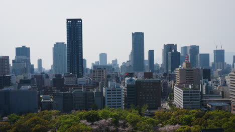 Statische-Luftaufnahme-Mit-Blick-Auf-Die-Wolkenkratzer-In-Der-Innenstadt-Von-Osaka,-Japan