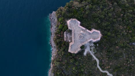 Das-Dreieckige-Ali-Pascha-Schloss-Befindet-Sich-In-Porto,-Palermo,-An-Der-Albanischen-Riviera