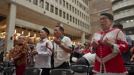 Musulmanes-Indonesios-Rezando-En-El-Salón-Principal-De-La-Estación-Principal-De-Taipei