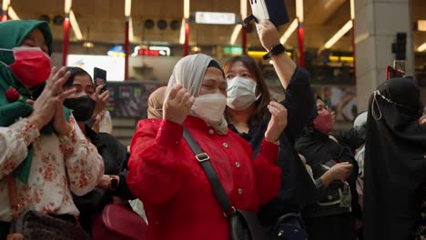 Indonesische-Muslimische-Dame,-Die-Energisch-In-Der-Haupthalle-Des-Hauptbahnhofs-Von-Taipeh-Betet