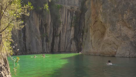 Menschen-Schwimmen-Im-Natürlichen-Quellwasserbecken-Am-Brunnen-Der-Bäder-In-Montanejos,-Spanien