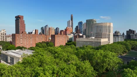Aerial-establishing-shot-of-green-lush-trees-in-park-in-downtown-Brooklyn,-New-York-City