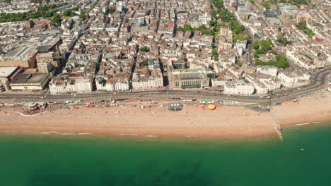 Luftaufnahme-Eines-Schiebereglers-Mit-Blick-Auf-Den-Strand-Von-Brighton