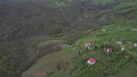 Luftaufnahmen-Einer-Typischen-Bosnischen-Dorflandschaft-In-Den-Bergen