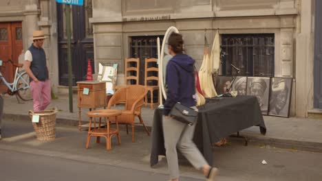 Mann-Verkauft-Gebrauchte-Vintage-Möbel-Im-Trödelladen-Auf-Dem-Flohmarkt-In-Brüssel,-Belgien