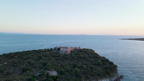 Luftaufnahme-Der-Burg-Von-Porto-Palermo-Auf-Einer-Insel-Mit-Wunderschönen-Mittelmeergewässern-In-Himara,-Albanien