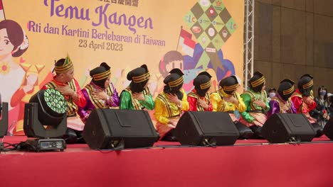 Indonesian-girls-performing-traditional-state-in-the-Taipei-Main-Station-stage