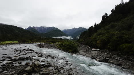 Niedriges-Filmisches-FPV-über-Einem-Kleinen-Fluss-Am-Fuße-Der-Berge-In-Neuseeland