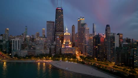 Skyline-Von-Chicago,-Illinois,-USA-Bei-Nacht,-Luftaufnahme-Von-Türmen-In-Lichtern-Und-Verkehr-Auf-Der-Seeuferfahrt