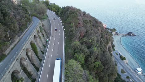 Hohe-Autobahn-An-Der-Italienischen-Riviera.-Drohnenansicht
