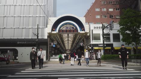 Los-Lugareños-Japoneses-Caminando-Sobre-El-Paso-De-Peatones-Hacia-La-Entrada-De-La-Galería-Comercial-Tanukikoji