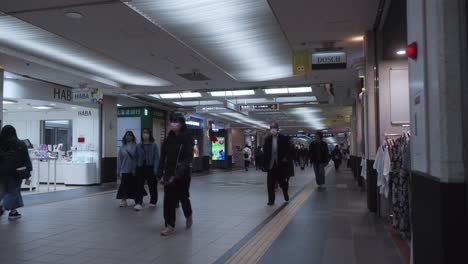 Gente-Caminando-Por-Un-Pasillo-Subterráneo-En-Pole-Town-En-Sapporo