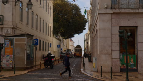 Teleférico-En-Calles-Típicas-De-Lisboa,-Portugal.