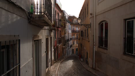 Viejas-Casas-Coloridas-Con-Calle-Estrecha-En-La-Ciudad-Histórica-De-Lisboa,-Portugal