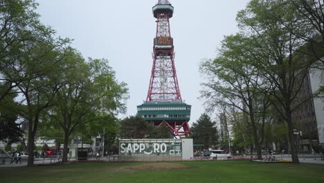 Vista-De-La-Torre-De-Televisión-De-Sapporo-Desde-El-Parque-Odori.