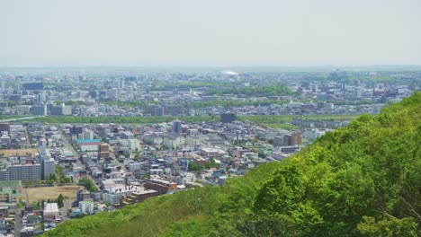 Atemberaubende-Aussicht-Auf-Die-Moderne-Stadt-Sapporo-Vom-Berg-Aus